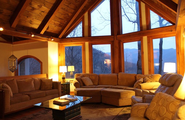 Mountain Chalet with Beautiful Views, Pet Friendly, 6 Bdrms, 2 kings