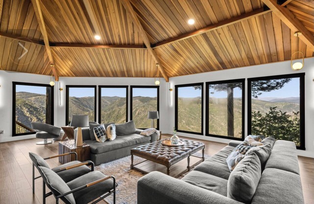 Mountain Chalet with tower, near the lake, hiking and wineries! Pet-friendly