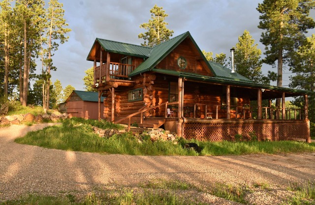 Mountain Crest: Seclusion and Serenity Await at Our Rustic Mountain Hideaway