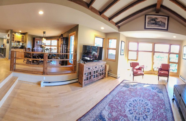Mountain Escape, Prestigious Kerr Gulch Valley!