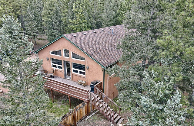 Mountain Escape: Soak in the Private Hot Tub w/Stunning Colorado Views!