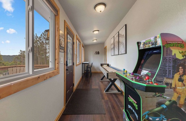 Mountain Escape w Hot Tub,Games &Views! Sleeps 12!