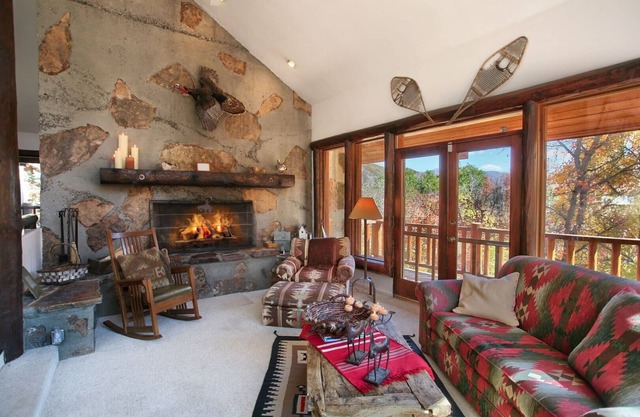 MOUNTAIN FAVORITE - ASPEN RIDGE, HOT TUB, FULL VIEW OF SKI SLOPES, WOOD BURNING FIREPLACES