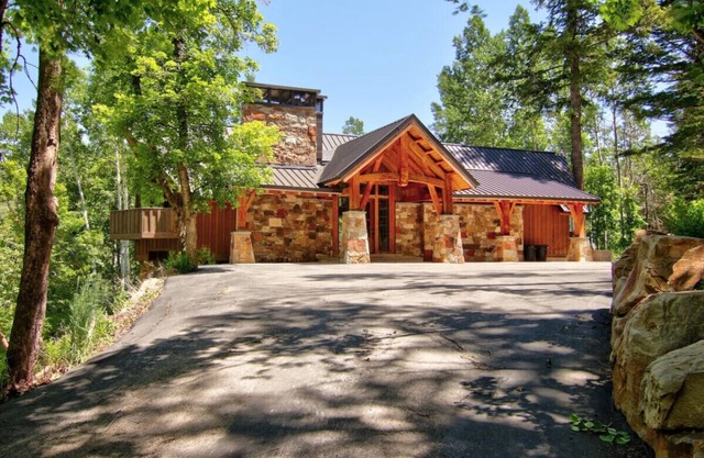 Mountain Haven Sundance, Utah Hot tub Game room Bunk room and kid's loft Deluxe beds and linens Mountain Cabins Utah
