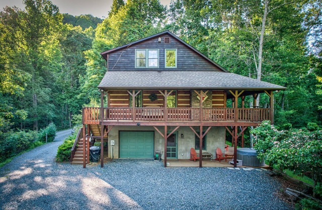 Mountain Laurel Lodge - Log Cabin in Boone with Hot Tub, Great Views & Pool Table