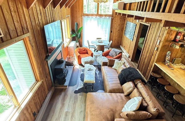 Mountain Paradise 4BR Hot Tub Pool 10min Mt Snow