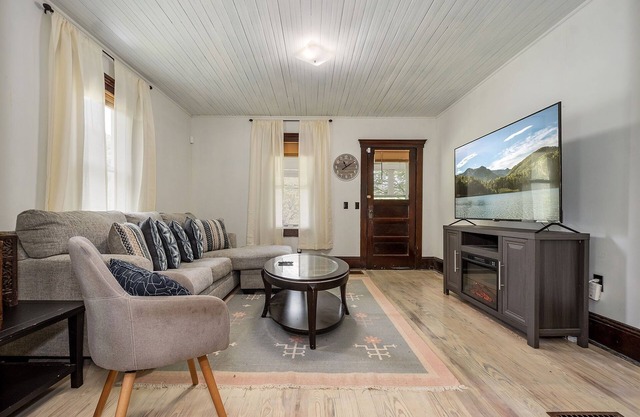 Mountain Serene Views and Creek-side Charm - Pet Friendly
