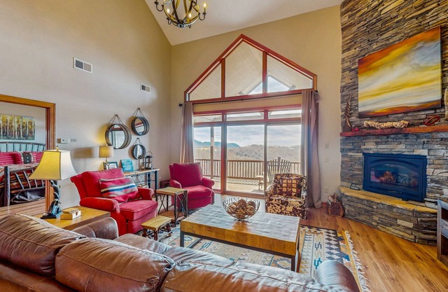 Mountain-top villa with mountain views, fireplace, gourmet kitchen & loft