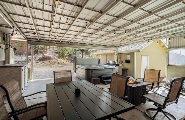Mountain Villa! Hot Tub, Mountain Fun & Fire Pit