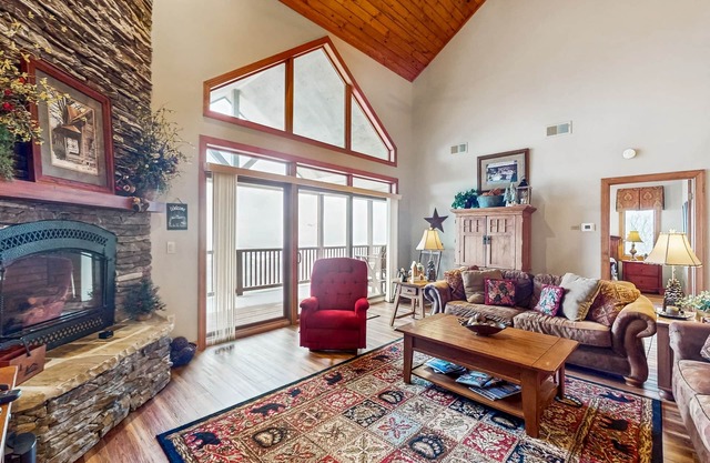 Mountain view condominium w/private deck and vaulted ceilings
