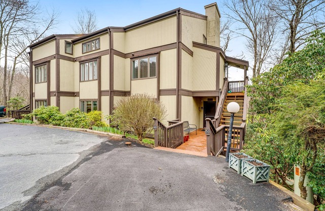 Mountain view condo with deck, gas fireplace, WiFi, W/D, & central AC