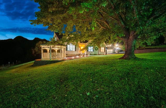 Mountain View Getaway with Ravine 🏞️ Fire Pit 🔥 Hot Tub ✨ Sleeps 24