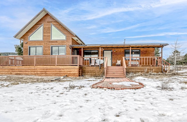 Mountain View Home w/Fantastic Setting, Fireplace, WiFi, W/D & Two Decks