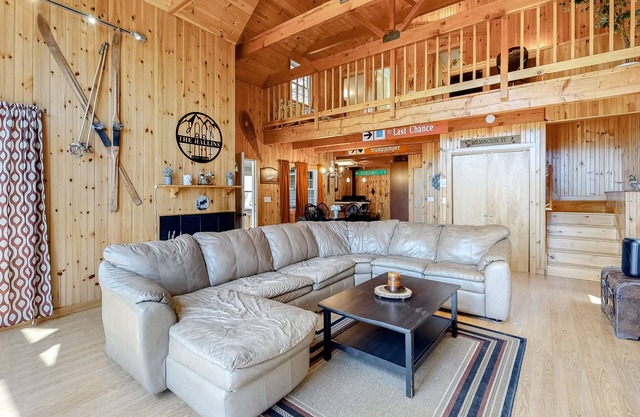 Mountain view home with WiFi, firepit, & fireplace - direct access to Vast trail