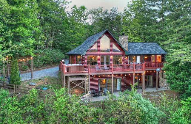 Mountain View, Hot Tub, Large Deck, Fire Pit Area