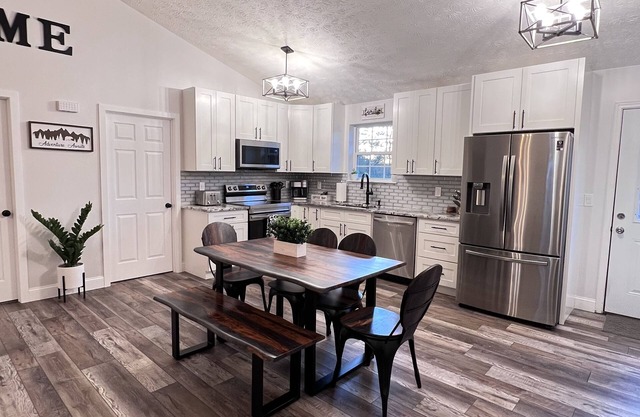 Mountain View Modern Cottage in the Smokies W/Hot Tub, Newly Renovated.