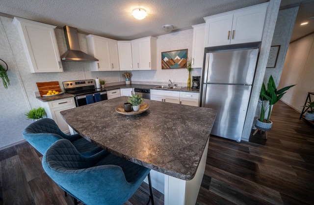 Mountain Views | Air Con | Garage | Large Deck | Nearby Trails | Parking