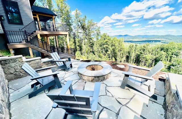 Mountain Views, Hot Tub, Fire Pit, Screened-In Porch
