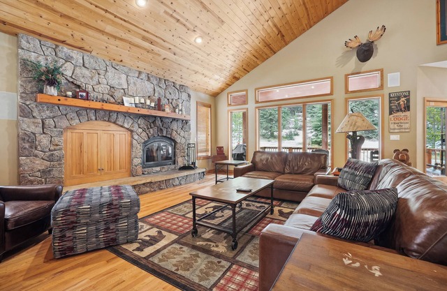 Mountain Views/Hot Tub/Gourmet Kitchen/BBQ