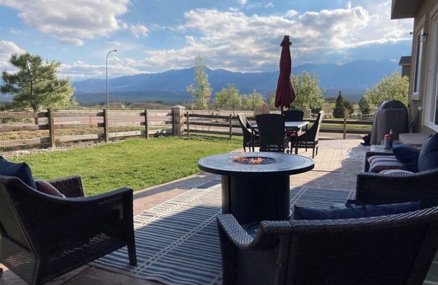 Mountain Views, Air Force, Hiking, Fire Pit, WiFi, Gourmet Kitchen, pet friendly