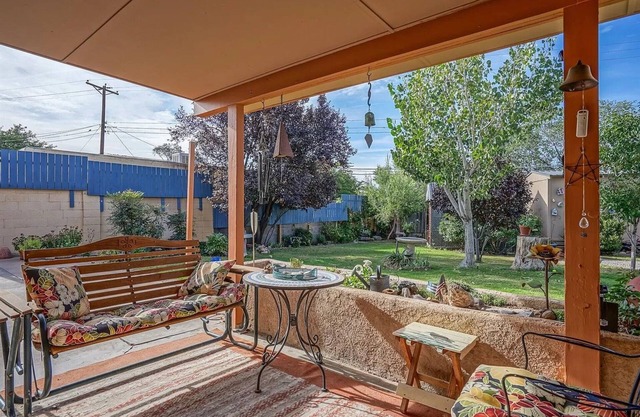Mountainside full home w/parking & patio