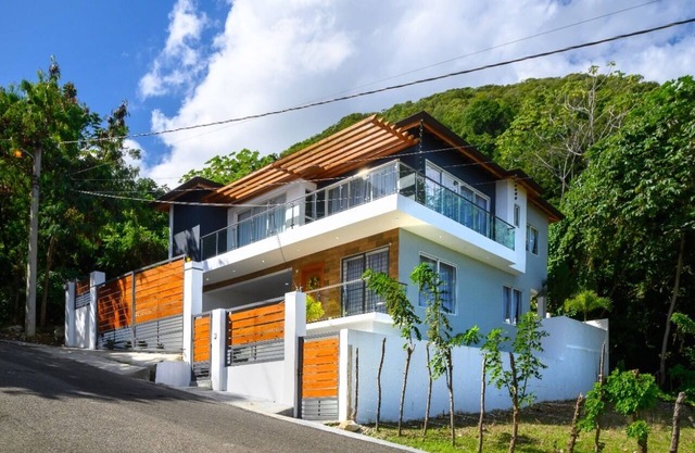 Mountainside retreat on la montaña Isabel de Torre
