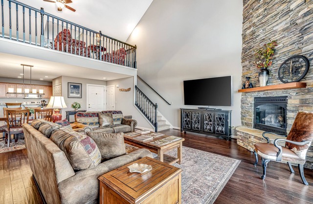 Mountaintop Condo with Stunning Views, Fireplace, Deck, & Jetted Tub