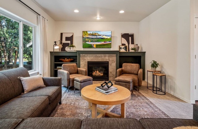Mt. Bachelor Retreat! Hot tub, game room, family suite - great for large groups!