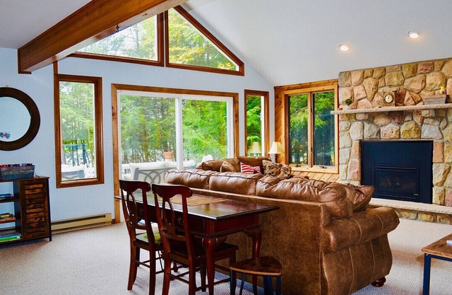 ⛷⛱⛰Mt. Maplewood Lake Front❤️Seasonal Specials ★1BR★HotTub★Fireplace★Games★
