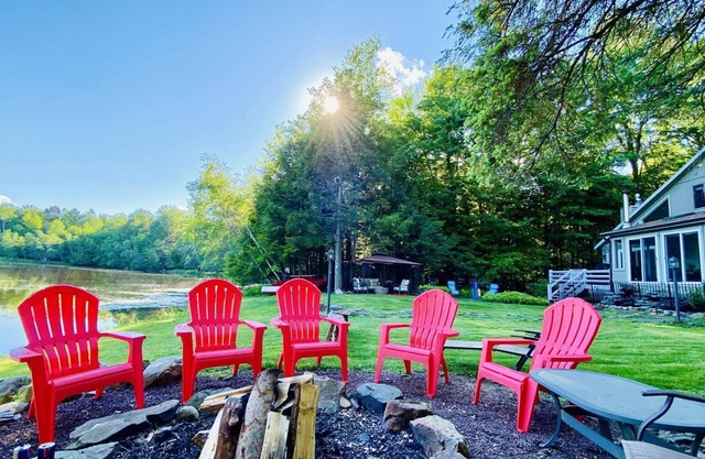 ⛷⛱⛰Mt. Maplewood Lake House❤️Seasonal Specials ☆HotTub☆Fireplace☆Boats☆Games☆