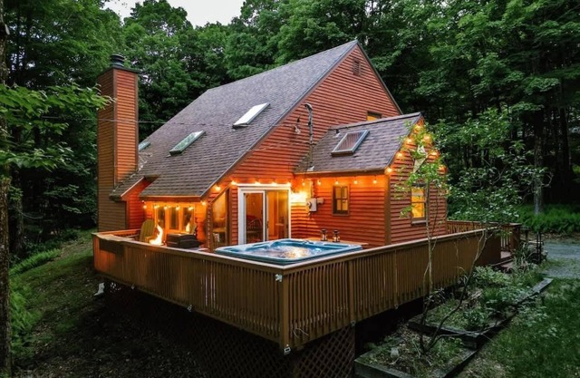 Mt Snow Chalet: Peaceful Escape w/Hot Tub