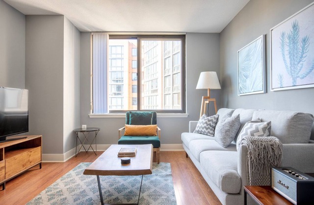 Mt Vernon 1BR, w/Gym, near metro, Convention Ctr. by Blueground