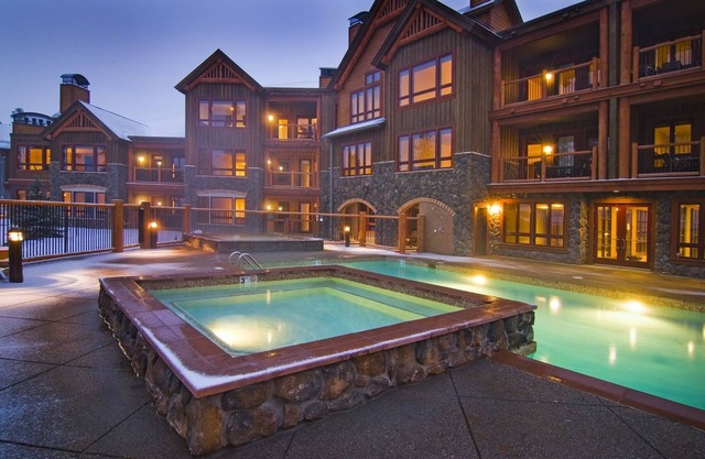 MTN 3BR condo by Snowflake gondola w/pool, hot tub, spa & apres-ski tavern!