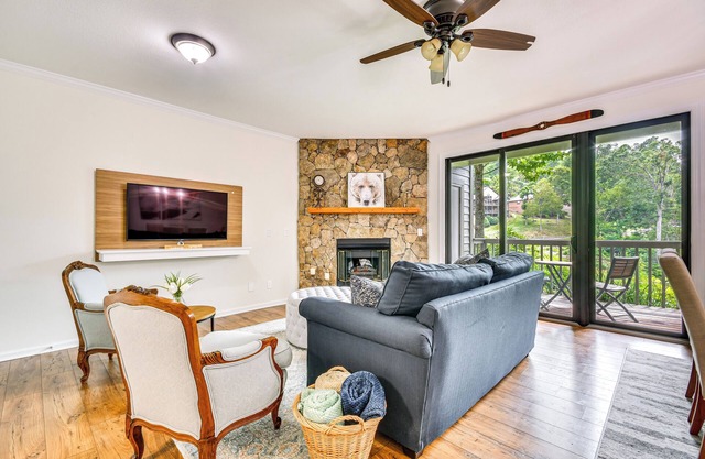 Mtn Cabin w/Balcony & View in Burnsville!