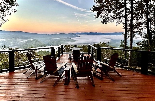 Mtn & Lake View/Hot Tub/Rustic Chic Interior/Wi-Fi