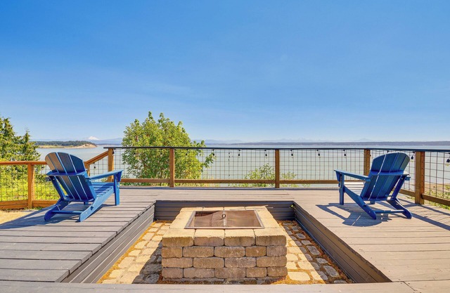 Mtn-View Camano Island Retreat Overlooking Beach