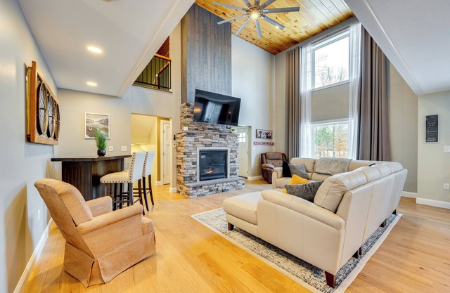 Mtn-View Gem w/Hot Tub & Fire Pit in North Conway