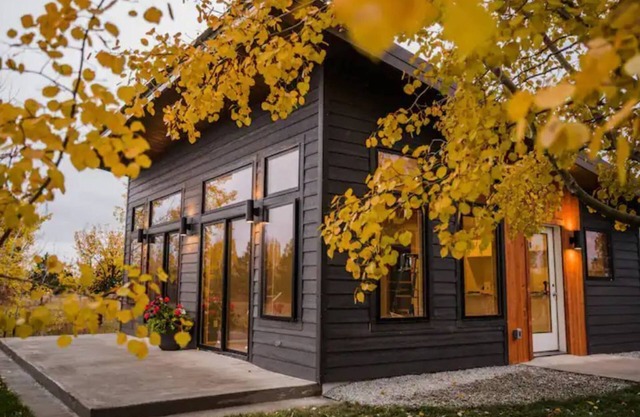Mtn View orchard house w/hot tub