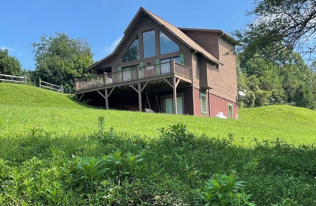 MURPHY, NC SERENE MOUNTAIN CABIN Pet Friendly!