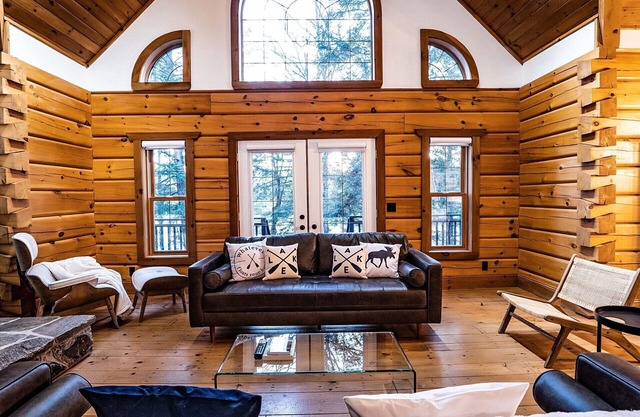 Muskoka Luxury Lakefront Loghaus- 6 Rooms, 4 Baths, Pet Friendly Cottage