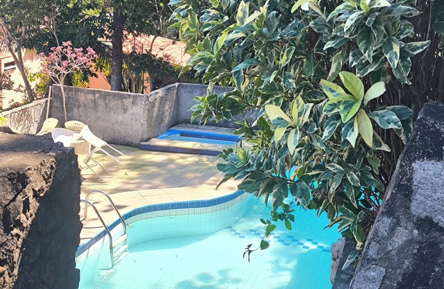 My cozy duplex house with pool and games room 400 meters from the beach