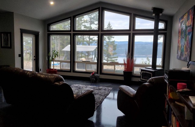 Mystic Lakeview Escape: Embrace nature's beauty & wildlife from mountain heights