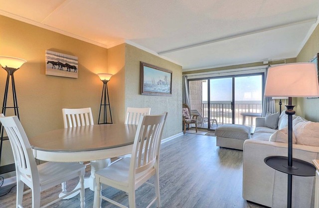 Nags Head oceanfront end‑unit: balcony & sunrise views