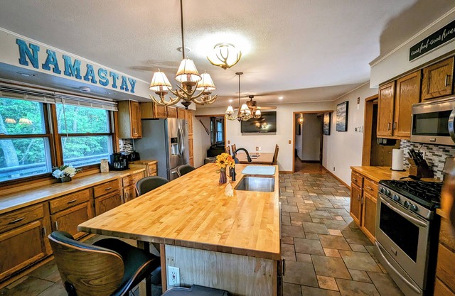 NamaStay! Peaceful Lake House w/5 bedrooms, large yard, WiFi & Large kitchen