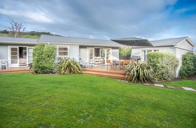 Nana's Bach - Duvauchelle Holiday Home