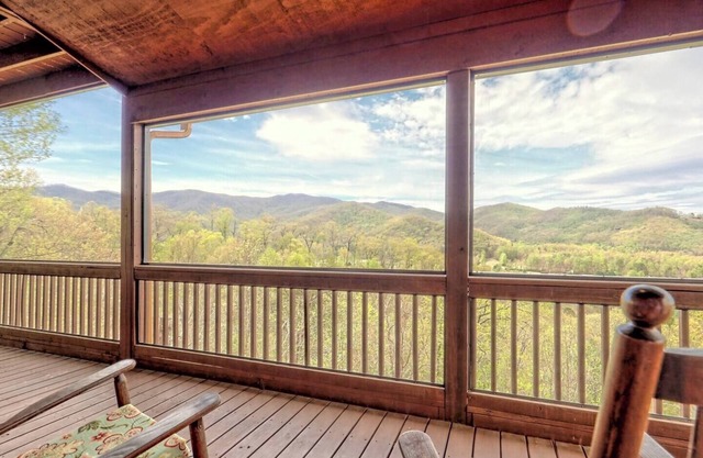 Nantahala Treehouse - by Chatuge Home Concierge, Mountian view, deck fire pit