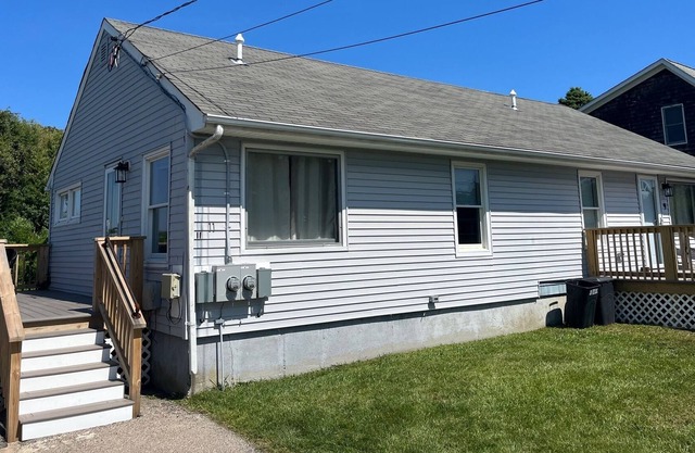 Narragansett Townhouse, Updated, A/C, Near Food, Beaches, Parks, Ferry.