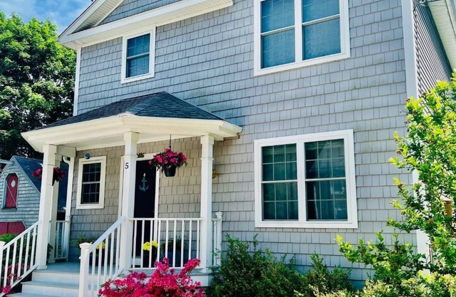 NARROW RIVER GEM: Kayaks, Mins to Gansett Beach, Central AC, Boat Ramp, LOCATION