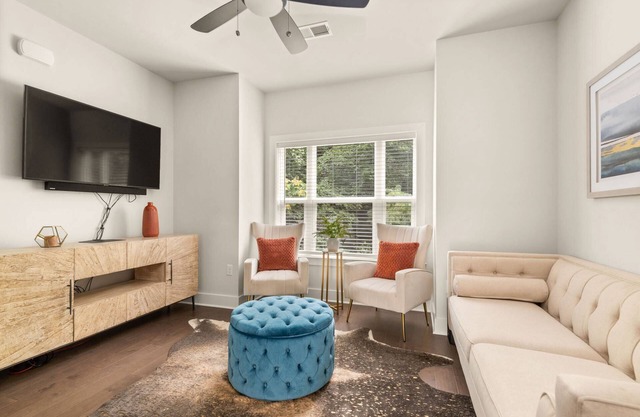 Nashville Getaway ~ Super Clean and Quiet ~ Garage Parking ~ Near Airport ~ Easy Access to Downtown