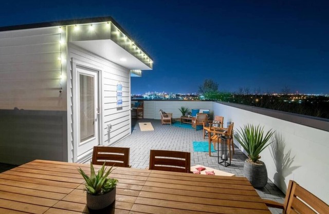 Nashville Skyline View with a Rooftop Deck that Sleeps 13 People